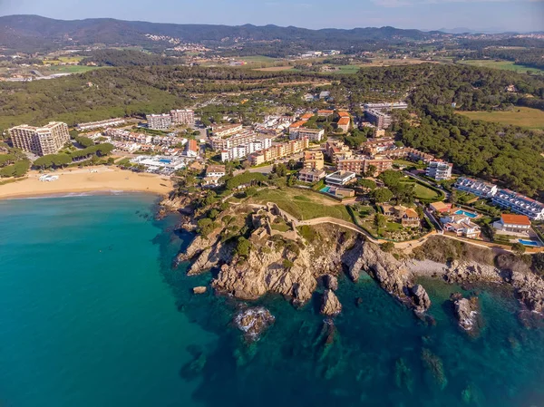 Drone obrázek přes pobřeží Costa Brava, malá vesnička La Fosca Španělska — Stock fotografie