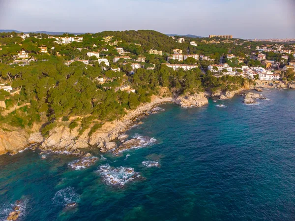 Drone obrázek přes pobřeží Costa Brava nedaleko malé vesničky Calella de Palafrugell ve Španělsku — Stock fotografie