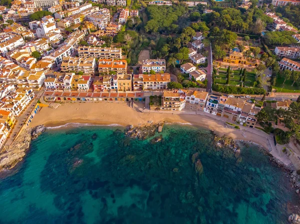 Drone foto sobre la costa de la Costa Brava, pequeño pueblo Calella de Palafrugell de España — Foto de Stock