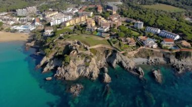 Costa Brava kıyı üzerinde Drone görüntüleri, Küçük köy La Fosca İspanya