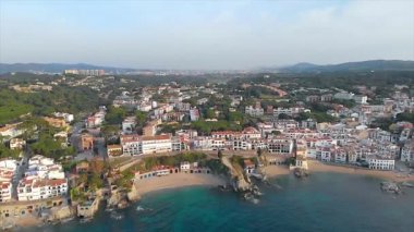 Costa Brava kıyı üzerinde Drone görüntüleri, İspanya küçük köy Calella de Palafrugell