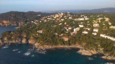 Costa Brava kıyı üzerinde Drone görüntüleri, İspanya küçük köy Calella de Palafrugell