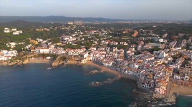 Costa Brava kıyı üzerinde Drone görüntüleri, İspanya küçük köy Calella de Palafrugell