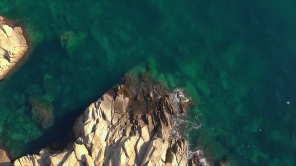 Lotnicze Zdjęcia Krajobrazowe Hiszpańskiego Costa Brava Słoneczny Dzień Pobliżu Miasta — Wideo stockowe