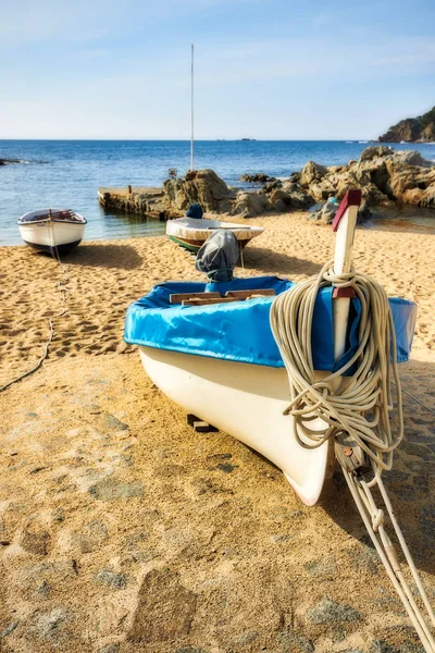 西班牙小镇卡莱拉·德帕拉夫鲁格尔的传统船只在布拉瓦海岸. — 图库照片