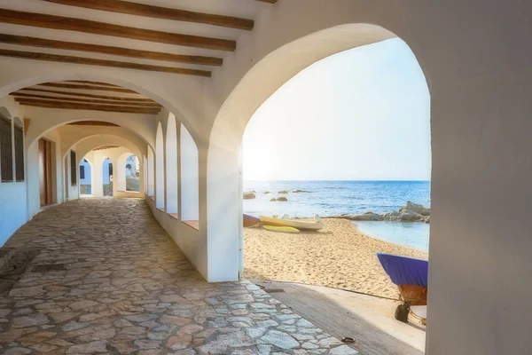 Schöne promenade in einer spanischen stadt calella de palafrugell an der costa brava — Stockfoto