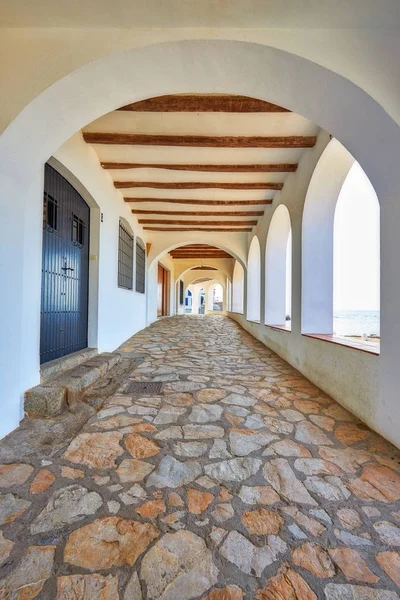 Schöne promenade in einer spanischen stadt calella de palafrugell an der costa brava — Stockfoto