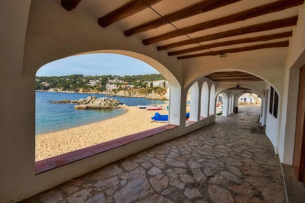 Schöne promenade in einer spanischen stadt calella de palafrugell an der costa brava — Stockfoto