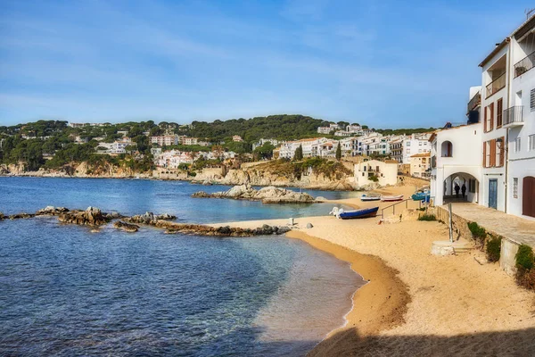 Bonita pequeña ciudad española en la Costa Brava en Cataluña. Calella de Palafrugell — Foto de Stock