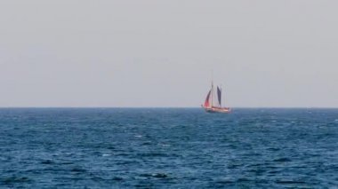 Uzak bir Akdeniz'de turist ile Yelkenli, Costa Brava kasaba Palamos yakın