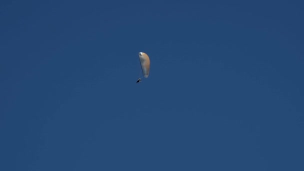 スペインのコスタ ブラバ上空の青空にモーターでパラグライダー — ストック動画