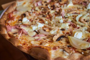 Restoranda pizza detayı yakın