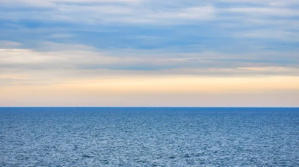 Nieskończony krajobraz oceanu w pochmurny czas zachodu słońca — Zdjęcie stockowe