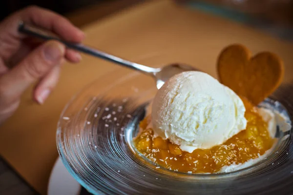 Menutup es krim dengan selai di restoran — Stok Foto