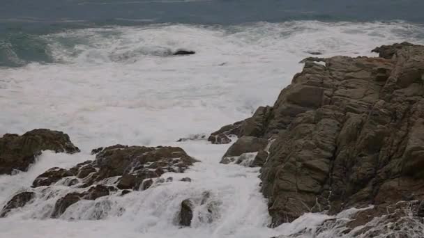 Stora Vågor Spansk Kust Vid Våren Costa Brava Nära Staden — Stockvideo