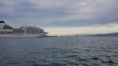 İspanya'da liman Palamos büyük yolcu gemisi, Bahamalar Seabourn Encore , uzunluk 210m, Mayıs 04, 2019 İspanya, zaman atlamalı görüntüleri