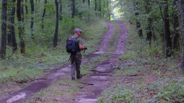 Fotógrafo Naturaleza Mediana Edad Caminando Por Bosque Primavera — Vídeo de stock