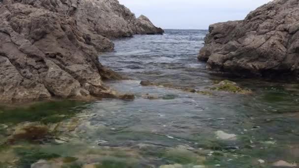 多くの岩とカタルーニャの典型的なスペインのコスタブラバの詳細 — ストック動画