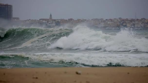 Grandes olas cerca de la pequeña ciudad española de Palamos en la Costa Brava, imágenes en cámara lenta — Vídeo de stock