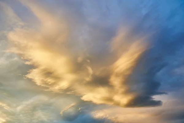 Bonito paisaje nublado con luz del atardecer — Foto de Stock