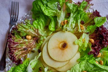 İspanyol restoranında elma meyvesi ile yeşil salata