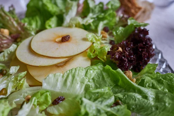 Zielona sałatka z owocami jabłoni w hiszpańskiej restauracji — Zdjęcie stockowe