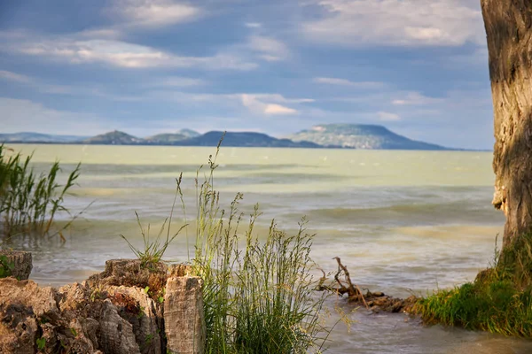 Vista do famoso Lago Balaton húngaro com vulcões — Fotografia de Stock