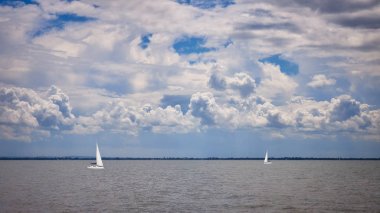 Macaristan'da Balaton Gölü üzerinde nice bulutlu
