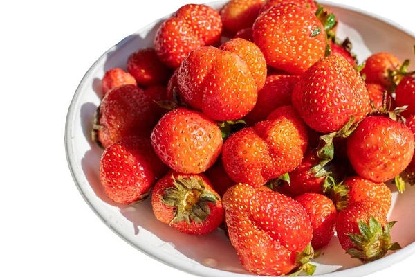 Reife Erdbeeren auf weißem Hintergrund — Stockfoto