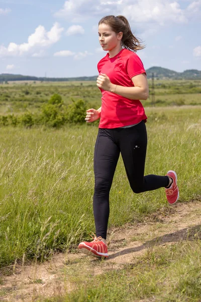 Giovane bella ragazza che corre sul prato — Foto Stock