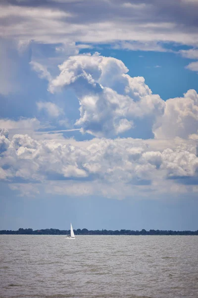 ハンガリーのバラトン湖の上の素敵な雲景 — ストック写真