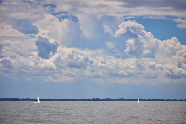 Bonito paisaje nublado sobre el lago Balaton en Hungría —  Fotos de Stock
