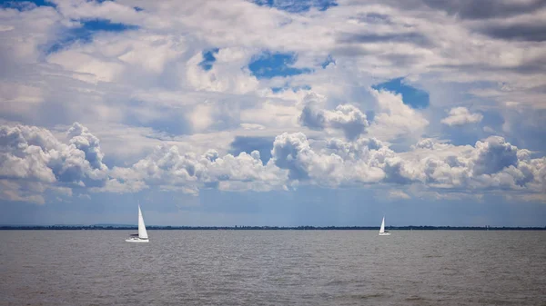 Nicea Cloudscape nad jeziorem Balaton na Węgrzech — Zdjęcie stockowe