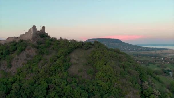 Macaristan Güzel Bir Antik Kale Szigliget Drone Görüntüleri — Stok video