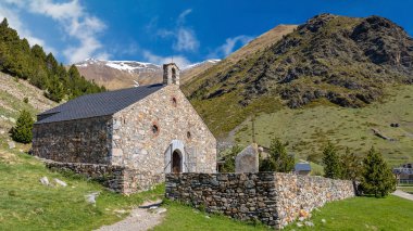 İspanya'dan güzel bir vadide iki turist, dağ Pireneleri (adı Vall de Nuria)