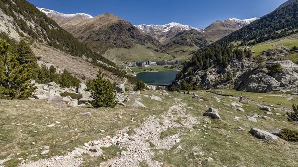 Sehr schönes Tal aus Spanien, Bergpyrenäen (Name vall de nuria) — Stockfoto