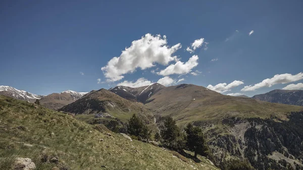 Vale muito bom da Espanha, montanha Pirinéus (nome Vall de Nuria ) — Fotografia de Stock