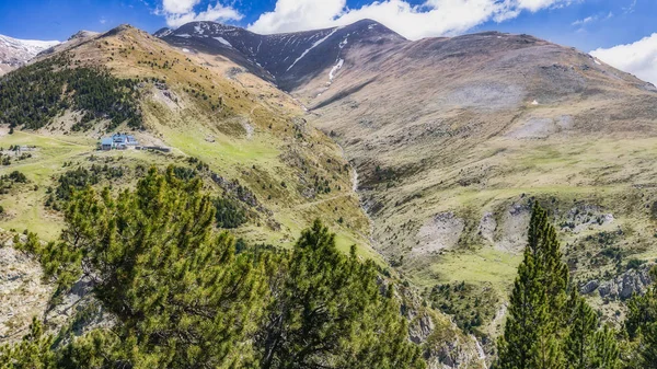 Très belle vallée d'Espagne, Pyrénées montagneuses (nom Vall de Nuria ) — Photo