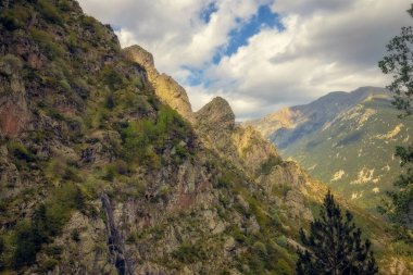 İspanya dağ Pireneleri çok güzel vadi (vadi adı Vall de Nuria olduğunu)