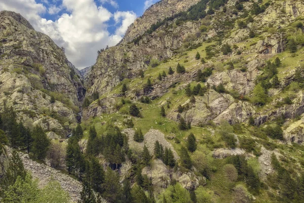 Mycket trevlig dal i bergen Pyrenéerna i Spanien (Valley namn är Vall de Nuria) — Stockfoto