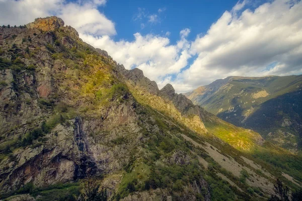 Molto bella valle in montagna Pirenei di Spagna (il nome della valle è Vall de Nuria ) — Foto Stock