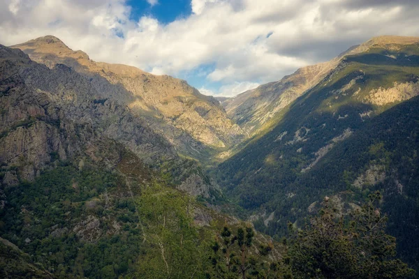 Molto bella valle in montagna Pirenei di Spagna (il nome della valle è Vall de Nuria ) — Foto Stock