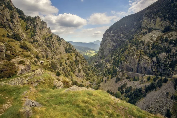 Vale muito bom na montanha Pirenéus de Espanha (nome do vale é Vall de Nuria ) — Fotografia de Stock