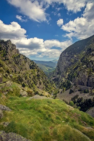 Πολύ ωραία κοιλάδα στο βουνό Πυρηναία της Ισπανίας (το όνομα της κοιλάδας είναι Vall de Νούρια) — Φωτογραφία Αρχείου