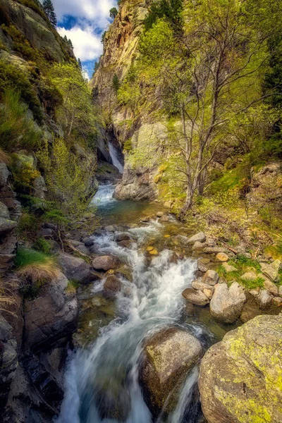 Belle petite rivière et cascade dans la vallée de la montagne Pyrénées d'Espagne (nom de la vallée est Vall de Nuria ) — Photo