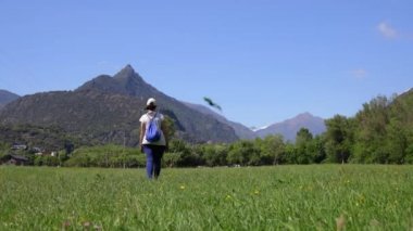 Güzel kadın bahar İspanyol dağ alanında yürüyüş