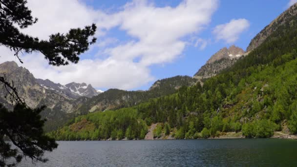 カタルーニャ州のスペイン ピレネー山脈の美しいアイゲストルテスIエスタニー マウリシオ国立公園 — ストック動画
