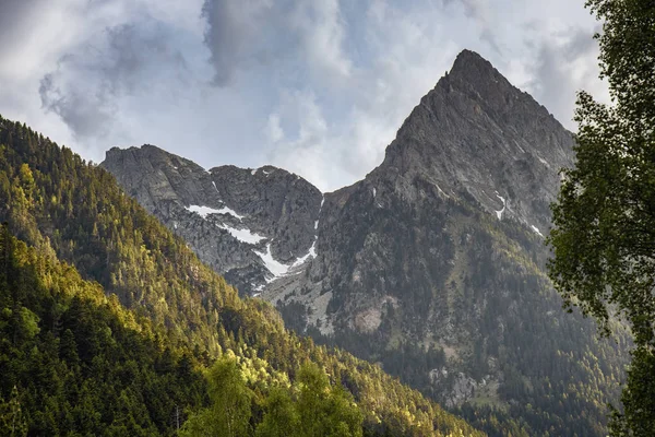 Le magnifique parc national des Aiguestortes i Estany de Sant Maurici des Pyrénées espagnoles en Catalogne — Photo