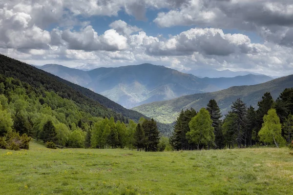 O belo Parque Nacional Aiguestortes i Estany de Sant Maurici da montanha dos Pirinéus espanhóis na Catalunha — Fotografia de Stock