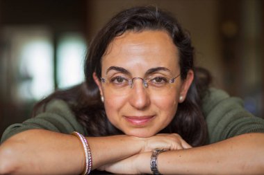 Kamera önünde evde gözlük ile Pretty Ispanyol kadın